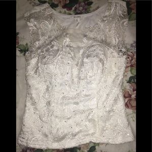 Sleeveless White embroidered mesh top. S